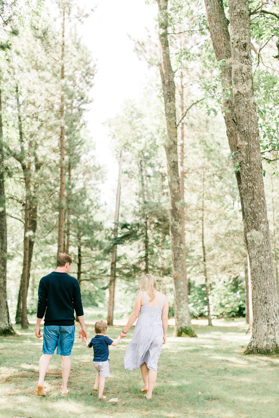 waupaca lake family photographers, waupaca family photos, lakeside family photography, lake family photos, carly mccray photography, stevens point family photographers